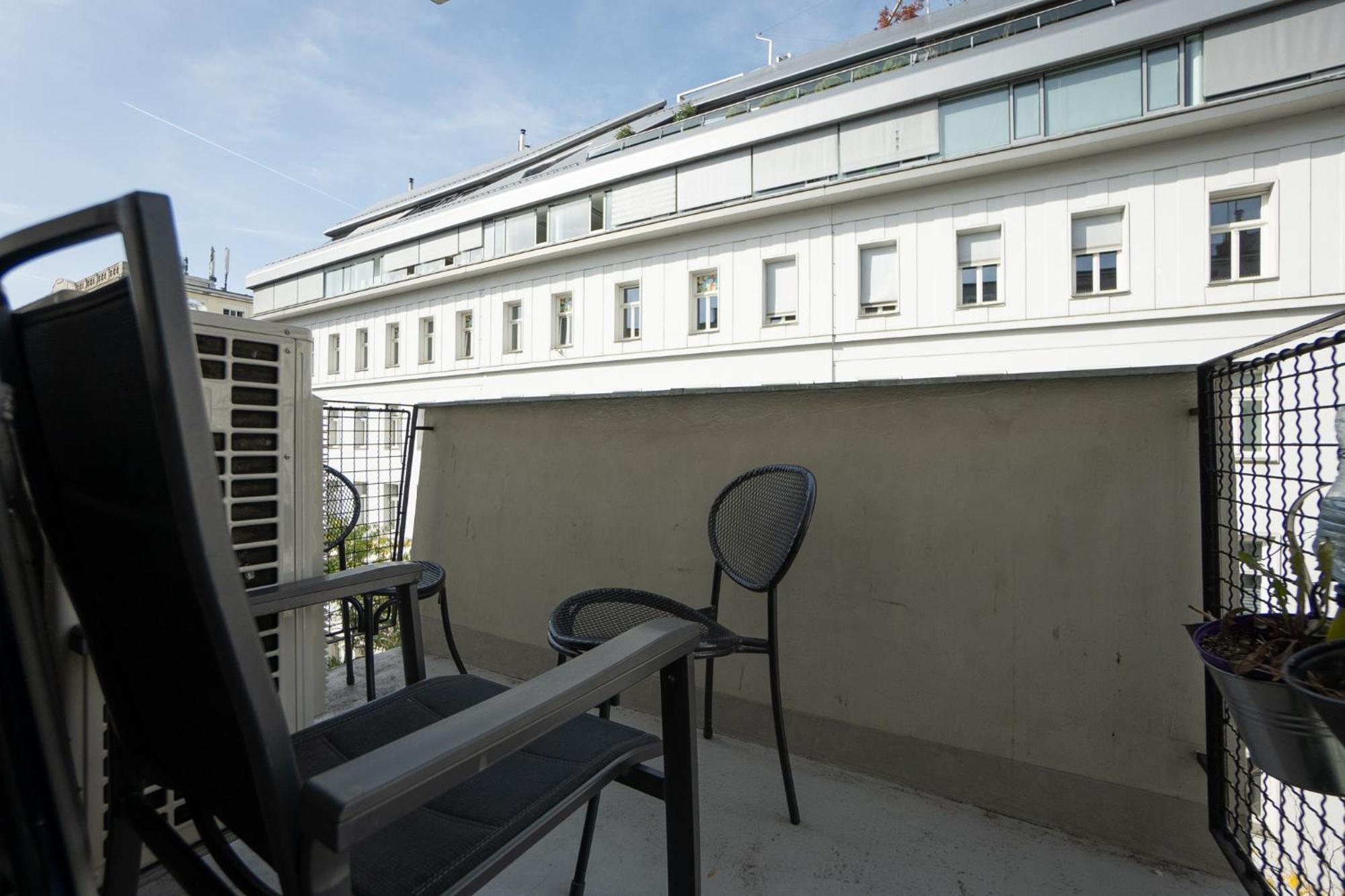 Charming Apartment With Balcony, Close To Stephansdom Cathedral 维也纳 外观 照片